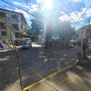 a sun is shining on a city street at Casa no Centro, 3 Camas, Garagem, com Netflix e Amazon Prime in Rio das Flores