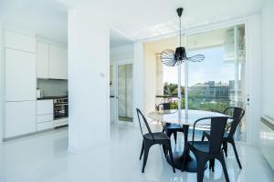 a kitchen and dining room with a table and chairs at La Plaza in Port de Pollensa