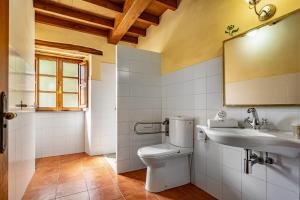 a bathroom with a toilet and a sink at Casa da Penela in Mondoñedo