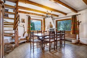a dining room with a table and chairs and a window at Casa Belfort per 9 persone in Spormaggiore