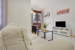 a living room with a couch and a tv at Apartamento Rolycar 102 in Icod de los Vinos