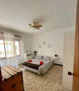 a bedroom with a bed and a ceiling fan at Hogar dulce hogar. in Águilas