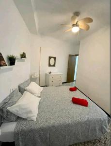 a bedroom with a bed with a ceiling fan at Hogar dulce hogar. in Águilas