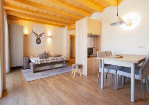 a living room with a bed and a table at Appartamento Sant'Antoni Fontana in Livigno