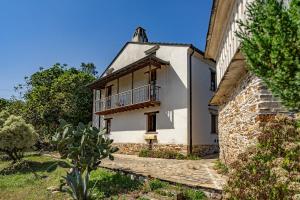an exterior view of a house with a balcony at Casa da Penela in Mondoñedo