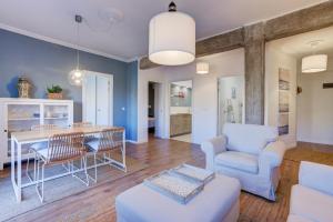 a kitchen and living room with blue walls and a table and chairs at Vivir en Valencia in Valencia