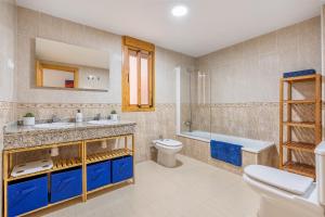 a bathroom with two sinks and a toilet and a tub at Piso Haza in Haza del Trigo +17 photos