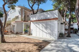 a large white house with a garage at Old Side Platja d Aro in Platja d'Aro