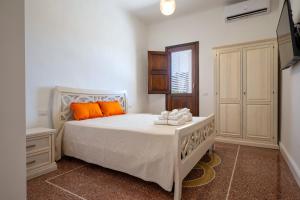 a bedroom with a bed with orange pillows on it at Gma Home Primo Piano in Pulsano