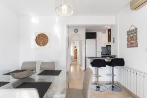 a kitchen and living room with a table and chairs at Sunnygolfbeach in Orihuela Costa