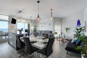 a dining room and living room with a table and chairs at Mi casa de Radazul in El Rosario