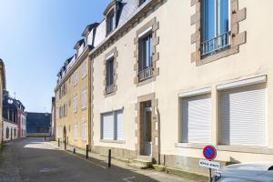 an empty street with a row of buildings at Le nid des Perdrix in Île-Tudy