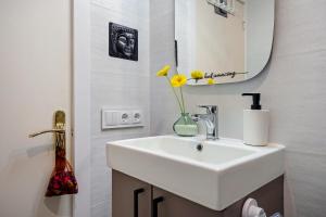 a bathroom with a white sink and a mirror at Habitació a Tarragona in Tarragona +13 photos