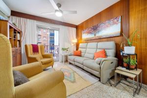 a living room with a couch and two chairs at Habitació a Tarragona in Tarragona