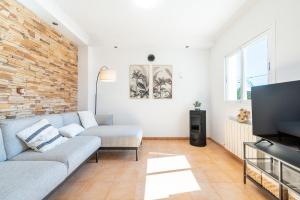 a living room with a couch and a tv at Casa de Tina in Llucmajor