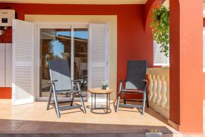 two chairs and a table on a patio at Casa de Tina in Llucmajor