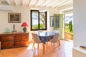 a dining room with a table and chairs at Le Sophora avec jacuzzi in Rochefort-du-Gard