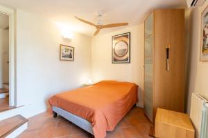 a bedroom with a bed in a room at Le Sophora avec jacuzzi in Rochefort-du-Gard