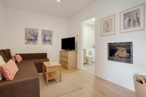 a living room with a couch and a tv at Casa Jica in La Orotava