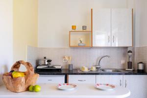 a kitchen with a counter with a basket of fruit at Studio Aias in Póndi