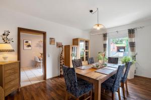 a dining room with a wooden table and chairs at Ferienwohnung Kühlmeyer in Bundenthal