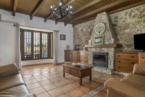 a living room with a couch and a fireplace at Casa Carmelo 1 familas o parejas in Conil de la Frontera