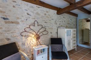 a room with two chairs and a lamp on a wall at Chambre Chardon, Escapade Nature in Auriac-du-Périgord