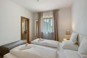 a hotel room with two beds and a window at Premium App Hofer Sandra in Villabassa