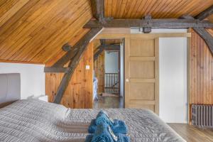 a bedroom with a bed and a wooden ceiling at Le Relax 41 in Saint-Aignan