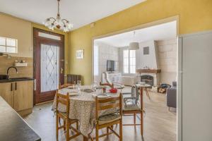 a kitchen and dining room with a table and chairs at Le Relax 41 in Saint-Aignan