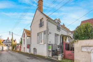 an old white house on a street at Le Relax 41 in Saint-Aignan