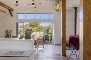 an open kitchen and dining room with a view of the yard at Gîte Bricabroc 2 adultes 2 enfants in Noyant