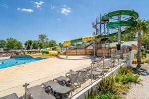 a water park with a pool and a slide at Mh sympa au camping domaine la yole in Vendres