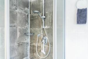 a shower with a hose in a bathroom at Meeresfeeling in Horumersiel in Horumersiel +53 photos