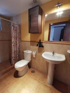 a bathroom with a toilet and a sink at Casa ricapaz - Long Term Advantage in Castillo de Locubín +36 photos
