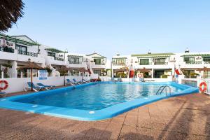 a large swimming pool in front of a hotel at Los Pocillos in Los Pocillos