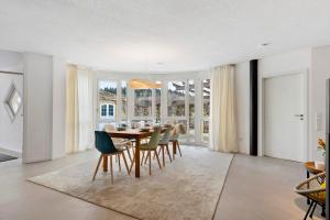 a dining room with a table and chairs at Hygge Home Schwarzwald in Villingen-Schwenningen