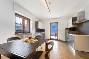 a kitchen with a table and chairs in a room at Alpenglow Maison Lugon in Saint-Christophe