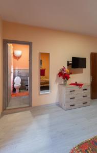 a room with a bathroom with a toilet and a mirror at Casa Monet 90 wifi-parking in Capodimonte