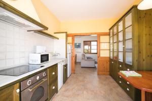 a kitchen with a sink and a microwave at Villa Republica Argentina in Ciutadella