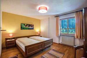 a bedroom with a bed and a window at Appartements Gabrielli Marie in Trodena