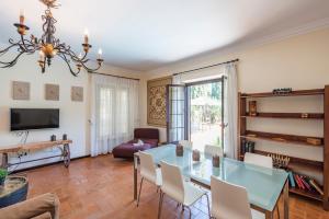 a living room with a blue table and chairs at Casa Rural La Teja in Marchena