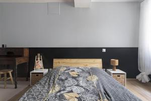 a bedroom with a bed and a desk at Bel appartement 3 piece in Saint-Hippolyte