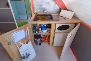 a doll house with a kitchen and a stove at Le Balcon De Loire in La Chapelle-sur-Loire