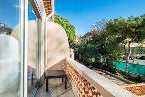 a balcony with a bench on a wall at Courtille sur Mer - port de Frejus in Fréjus