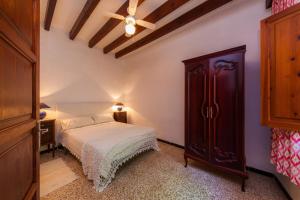 a bedroom with a bed and a ceiling at Villa Ca Sa Padrina in Santanyi