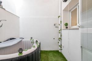 a bathroom with a bath tub and green grass at Apartamentos Serranía in Ronda