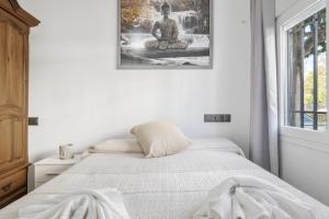a bedroom with a bed and a picture on the wall at Apartamentos Serranía in Ronda