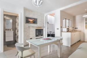a kitchen and dining room with a table and chairs at Apartamentos Serranía in Ronda
