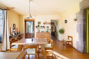 a kitchen and dining room with a table and chairs at Cal Malla petit in Artés
